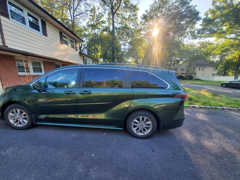 Used 2021 Toyota Sienna LE image 1