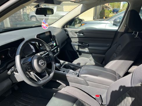 Used 2022 Nissan Pathfinder SV w/ SV Premium Package image 6