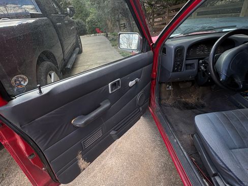 Used 1995 Nissan Pickup XE image 11