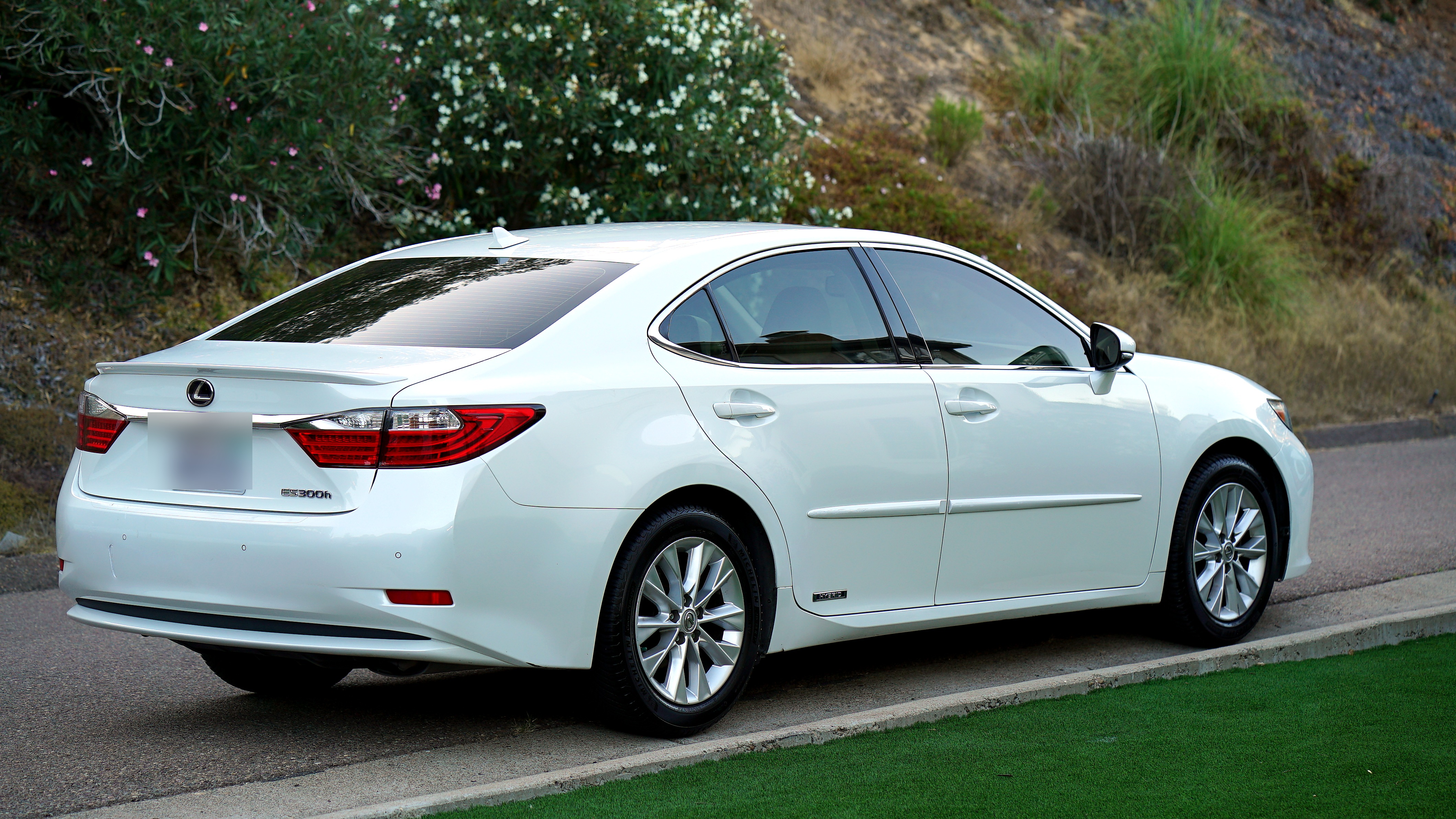 Used 2013 Lexus ES 300h w/ Luxury Pkg FWD image 6