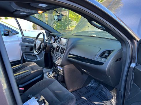 Used 2018 Dodge Grand Caravan SE image 6