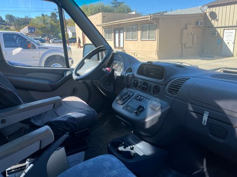 Used 2005 Dodge Sprinter 2500 w/ Cooling Group image 5