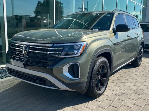 Used 2024 Volkswagen Atlas Peak Edition SE image 1