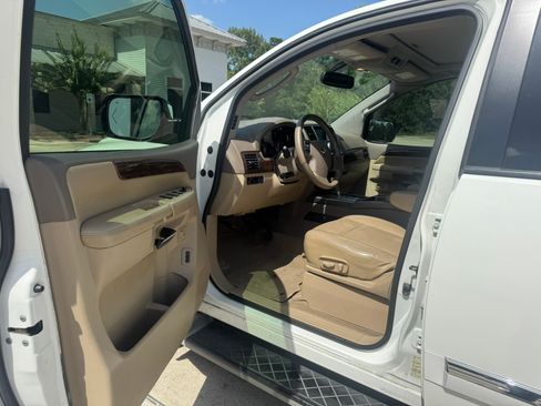 Used 2011 Nissan Armada Platinum image 17