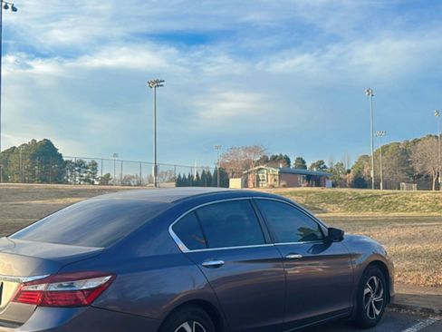 Used 2017 Honda Accord LX image 5