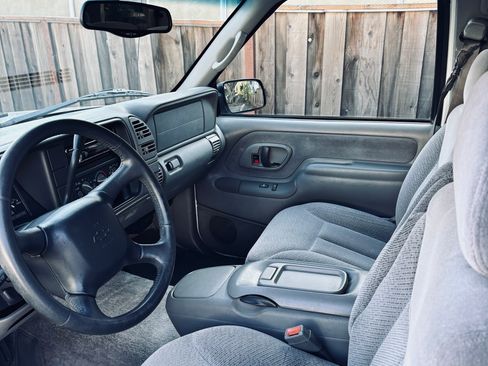 Used 1999 Chevrolet Suburban 4WD w/ Preferred Equipment Group 2 image 11