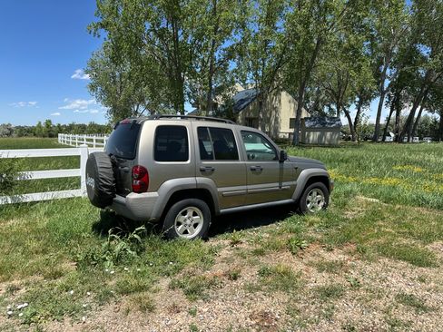 Used 2007 Jeep Liberty Sport AWD/4WD image 2