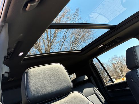 Used 2022 GMC Yukon XL Denali w/ Advanced Technology Package image 18