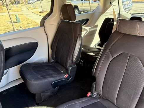 Used 2017 Chrysler Pacifica Touring w/ Tire & Wheel Group image 8