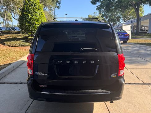 Used 2017 Dodge Grand Caravan SXT w/ Driver Convenience Group image 2