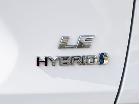 Used 2021 Toyota RAV4 LE AWD/4WD image 16