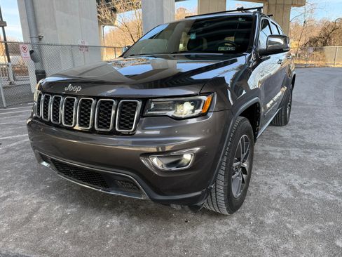 Used 2019 Jeep Grand Cherokee Limited w/ Luxury Group II image 2