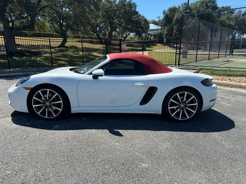 Used 2019 Porsche 718 Boxster Roadster 2D image 2