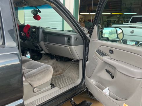 Used 2006 Chevrolet Suburban LS w/ Smart Select Package image 6