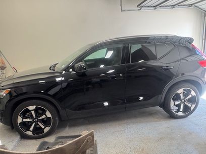Used 2021 Volvo XC40 T5 Momentum w/ Premium Package