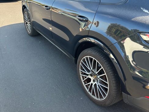 Used 2022 Porsche Cayenne Platinum Edition AWD/4WD image 4