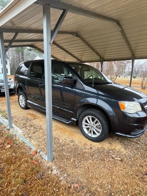 Used 2013 Dodge Grand Caravan SXT w/ Rear Park Assist Pkg FWD image 2