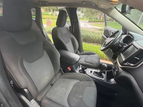 Used 2017 Jeep Cherokee Latitude image 12