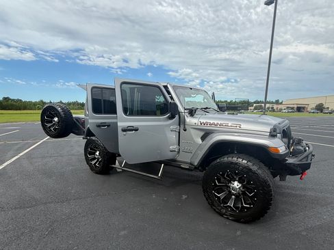Used 2018 Jeep Wrangler Unlimited Sahara AWD/4WD image 11