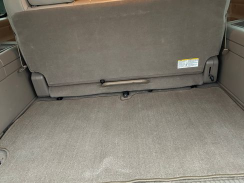 Used 2004 Chevrolet Suburban 2500 LT w/ Preferred Equipment Group image 9