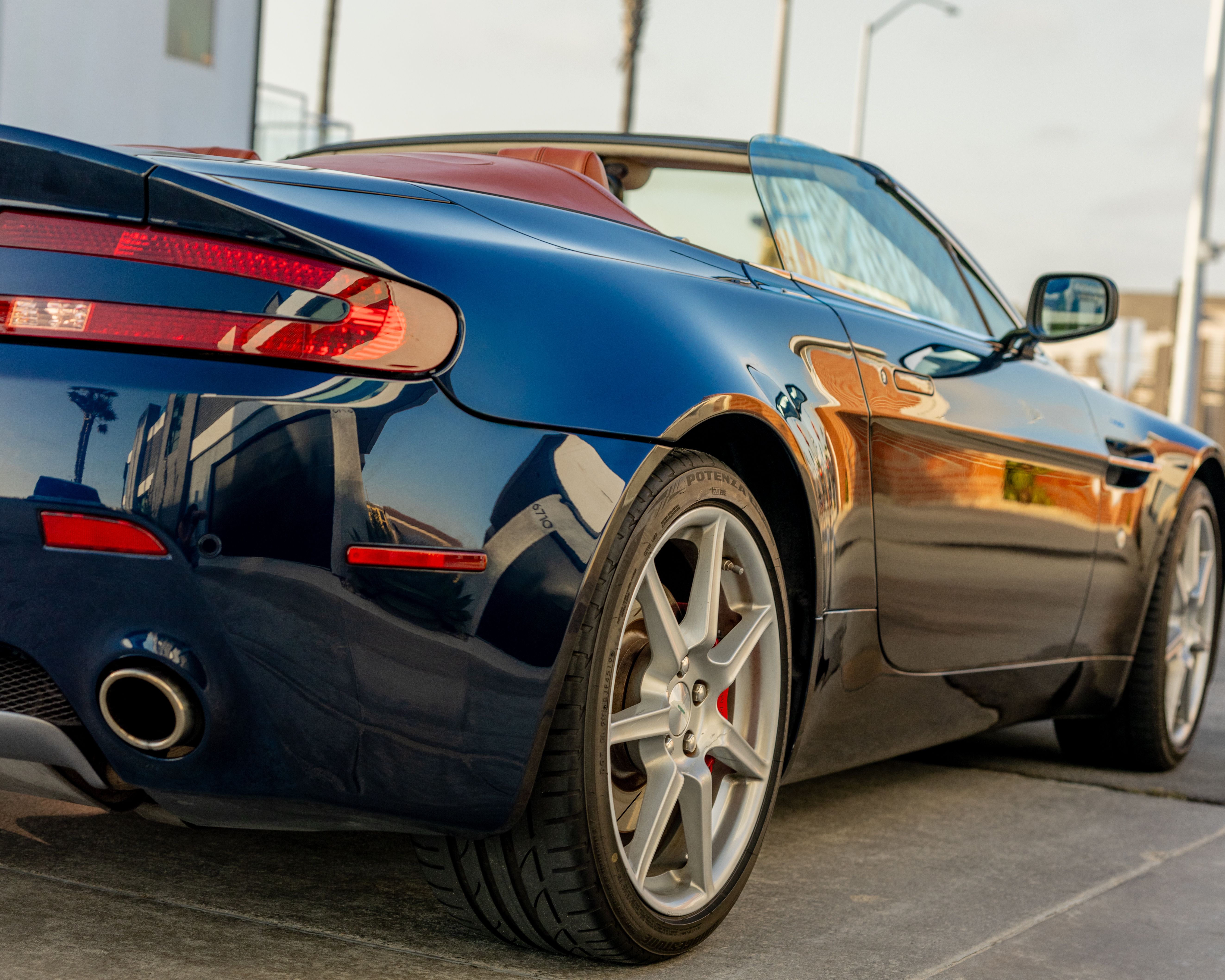Used 2007 Aston Martin V8 Vantage Roadster RWD image 9
