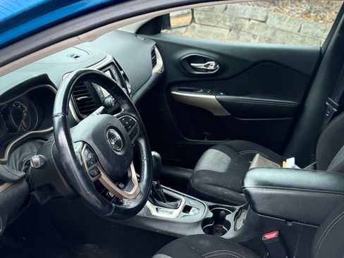 Used 2017 Jeep Cherokee Sport image 12