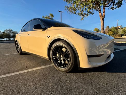 Used 2021 Tesla Model Y Long Range image 15