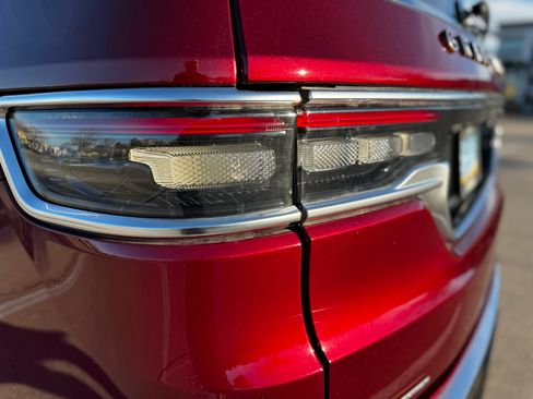 Used 2022 Jeep Grand Wagoneer Series III image 30