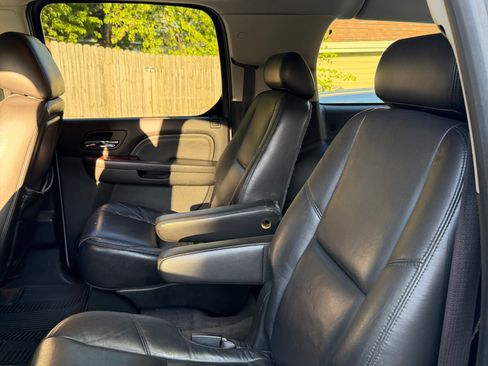 Used 2010 Cadillac Escalade ESV Premium AWD/4WD image 8