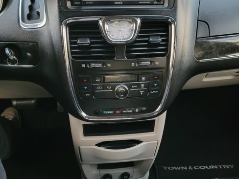 Used 2015 Chrysler Town & Country Touring image 13