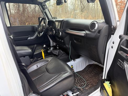 Used 2016 Jeep Wrangler Unlimited Rubicon image 9