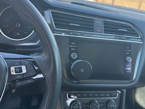 Used 2020 Volkswagen Tiguan SE w/ Panoramic Sunroof Package FWD image 11