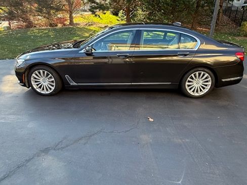 Used 2017 BMW 740i xDrive image 4