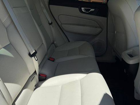 Used 2021 Volvo XC60 T5 Momentum w/ Premium Package image 10