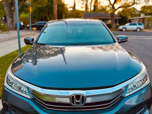 Used 2017 Honda Accord Touring image 2