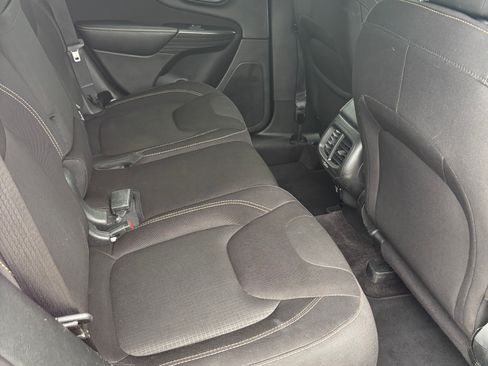 Used 2017 Jeep Cherokee Latitude AWD/4WD image 9