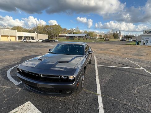 Used 2018 Dodge Challenger SXT Plus image 6