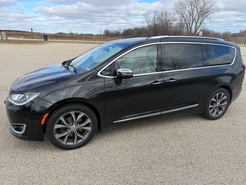 Used 2018 Chrysler Pacifica Limited w/ Tire & Wheel Group image 15