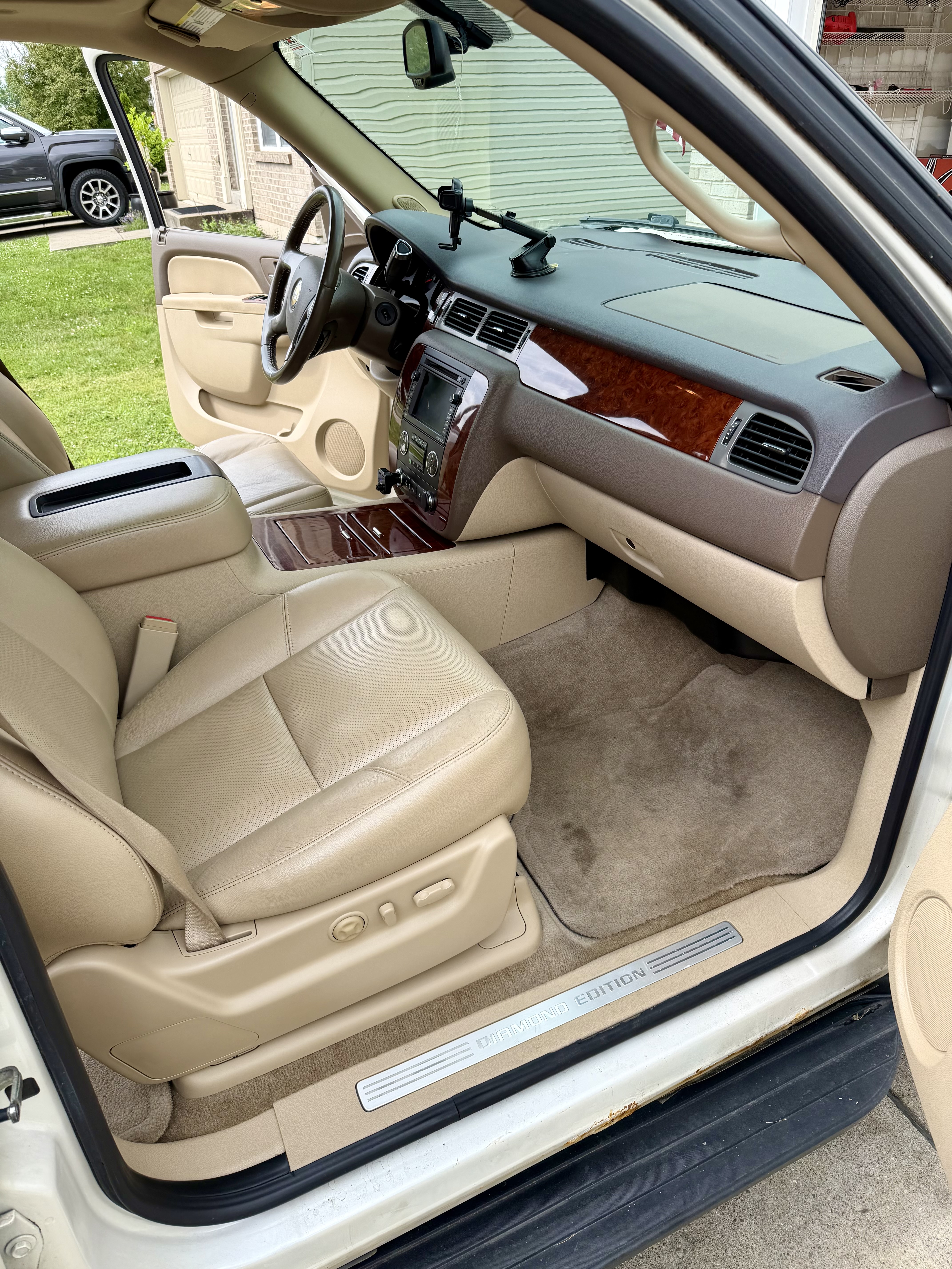 Used 2010 Chevrolet Suburban LTZ AWD/4WD image 15