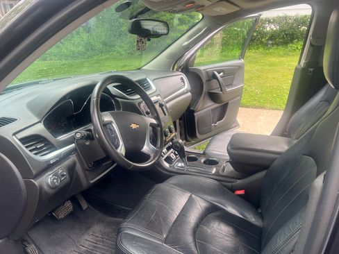 Used 2017 Chevrolet Traverse LT w/ Style and Technology Package FWD image 6