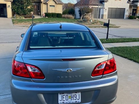 Used 2010 Chrysler Sebring Limited image 2