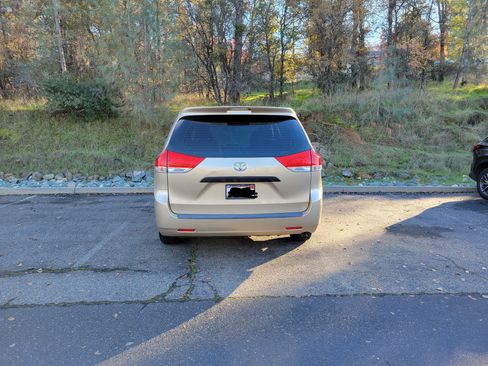 Used 2011 Toyota Sienna CE image 2