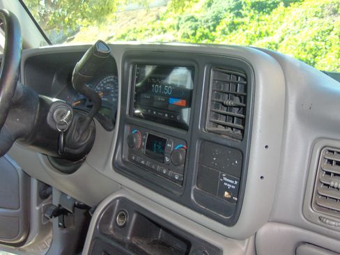 Used 2006 Chevrolet Silverado 2500 LT w/ Heavy-Duty Power Package image 13