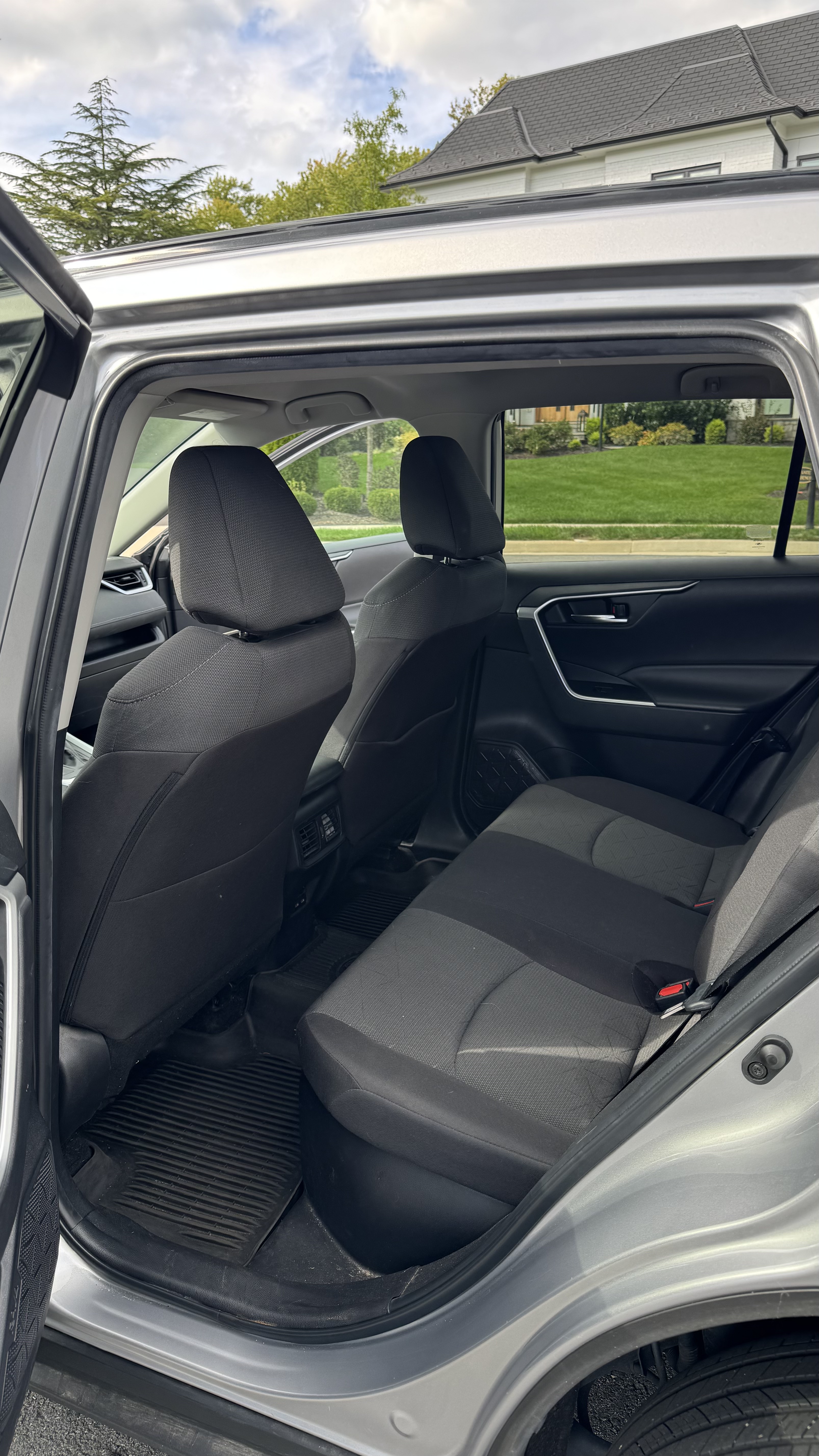 Used 2022 Toyota RAV4 XLE AWD/4WD image 12