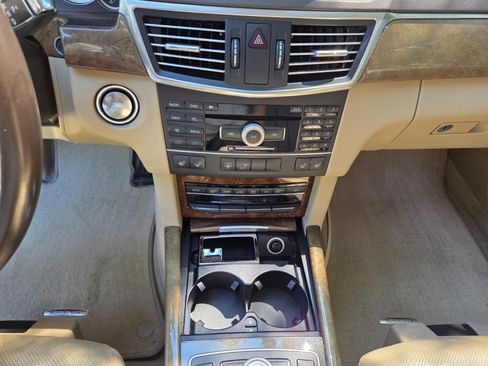 Used 2011 Mercedes-Benz E 550 4MATIC Sedan image 30