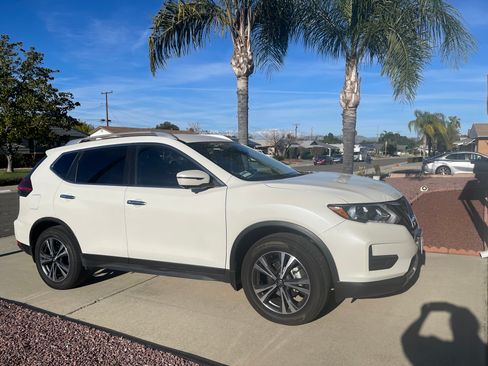 Used 2020 Nissan Rogue SV w/ Premium Package image 1