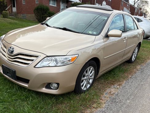 Used 2011 Toyota Camry XLE image 1