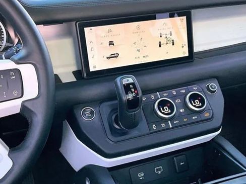 Used 2023 Land Rover Defender 110 S image 9