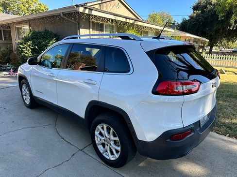 Used 2018 Jeep Cherokee Latitude FWD image 9
