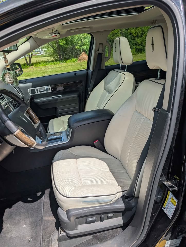 Used 2010 Lincoln MKX AWD image 2